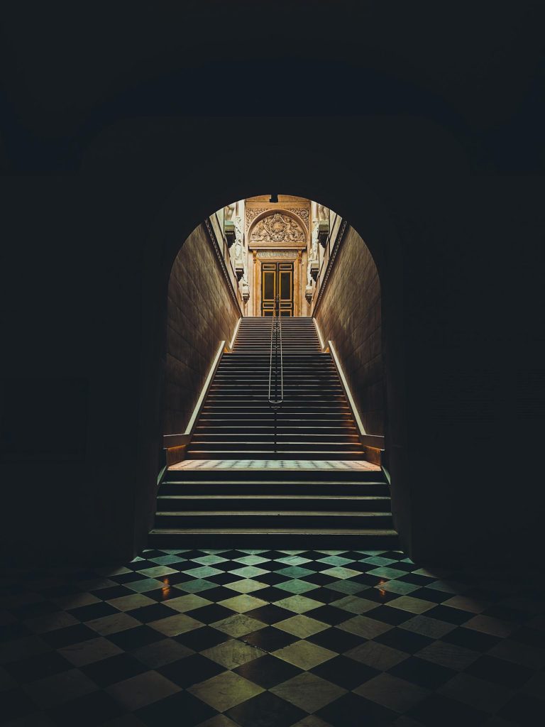 Art Deco: Eleganță Geometrică și Lux în Designul Interior Husk Funiture